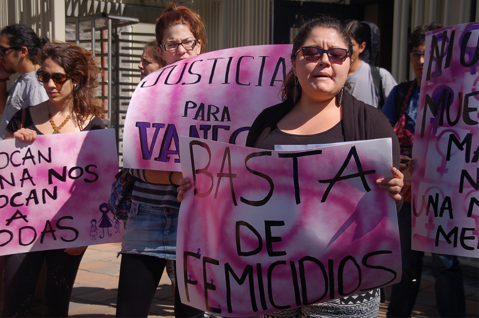 Plantón contra el femicidio a las puertas de la Fiscalía General en Quito