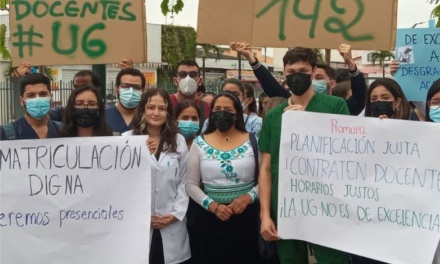Estudiantes de la Universidad de Guayaquil denuncian agresiones policiales ante pedido de matrícula digna