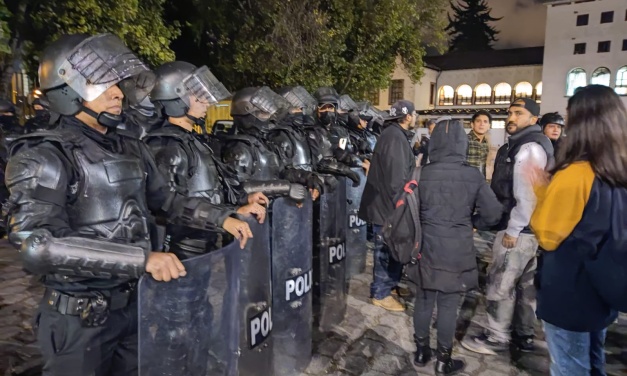 Policía allana la Casa de la Cultura en Quito. Artistas y gestores culturales se convocan a vigilia en su defensa