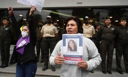 Gritos de indignación y protesta por el feminicidio de María Belén Bernal en una escuela de Policía