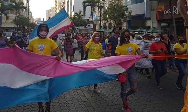 Mujeres trans marchan contra la transfobia y la intolerancia
