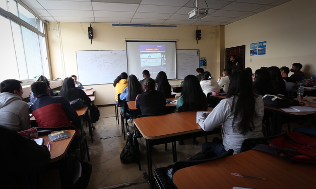 800 estudiantes de la Universidad Central del Ecuador exigen prórroga para el pago de aranceles 