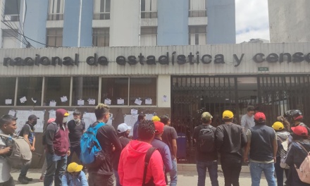 Censistas protestan y exigen al INEC el pago de sueldos atrasados