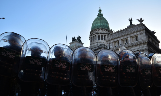 Buenos Aires suena a cacerolazos y sirenas