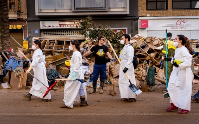 Valencia después de la inundación: voluntarios sostienen la ayuda, autoridades guardan silencio.